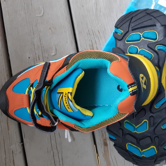 Brand new Youth 5 runners - Picture 3 of 3